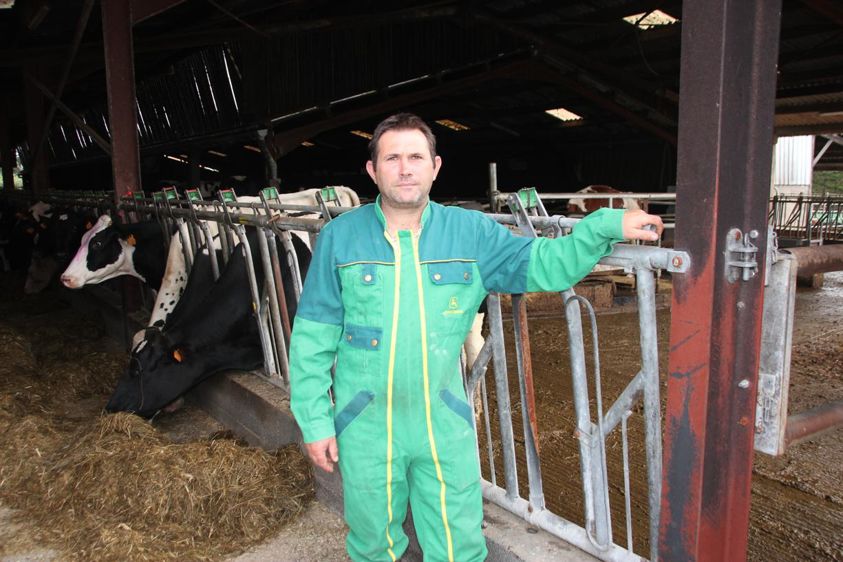 
						Damien Gélineau, pour nourrir ses laitières, cultive déjà 20 ha de lupin et de féverole. En 2021, il sèmera aussi du soja.
							© Denis Lehé